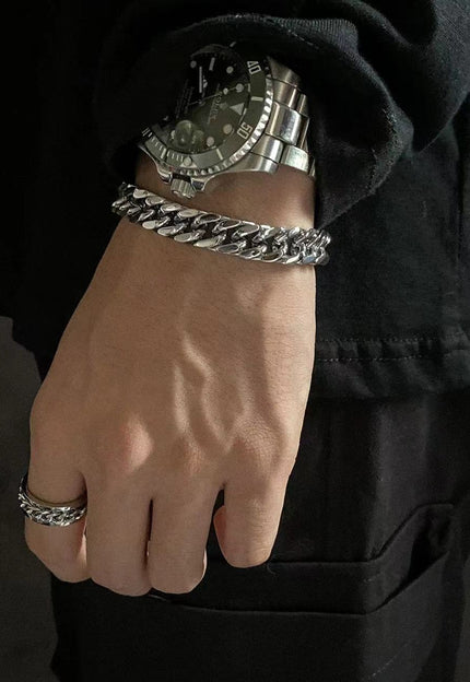 <strong>ELTON BELT</strong> | up close